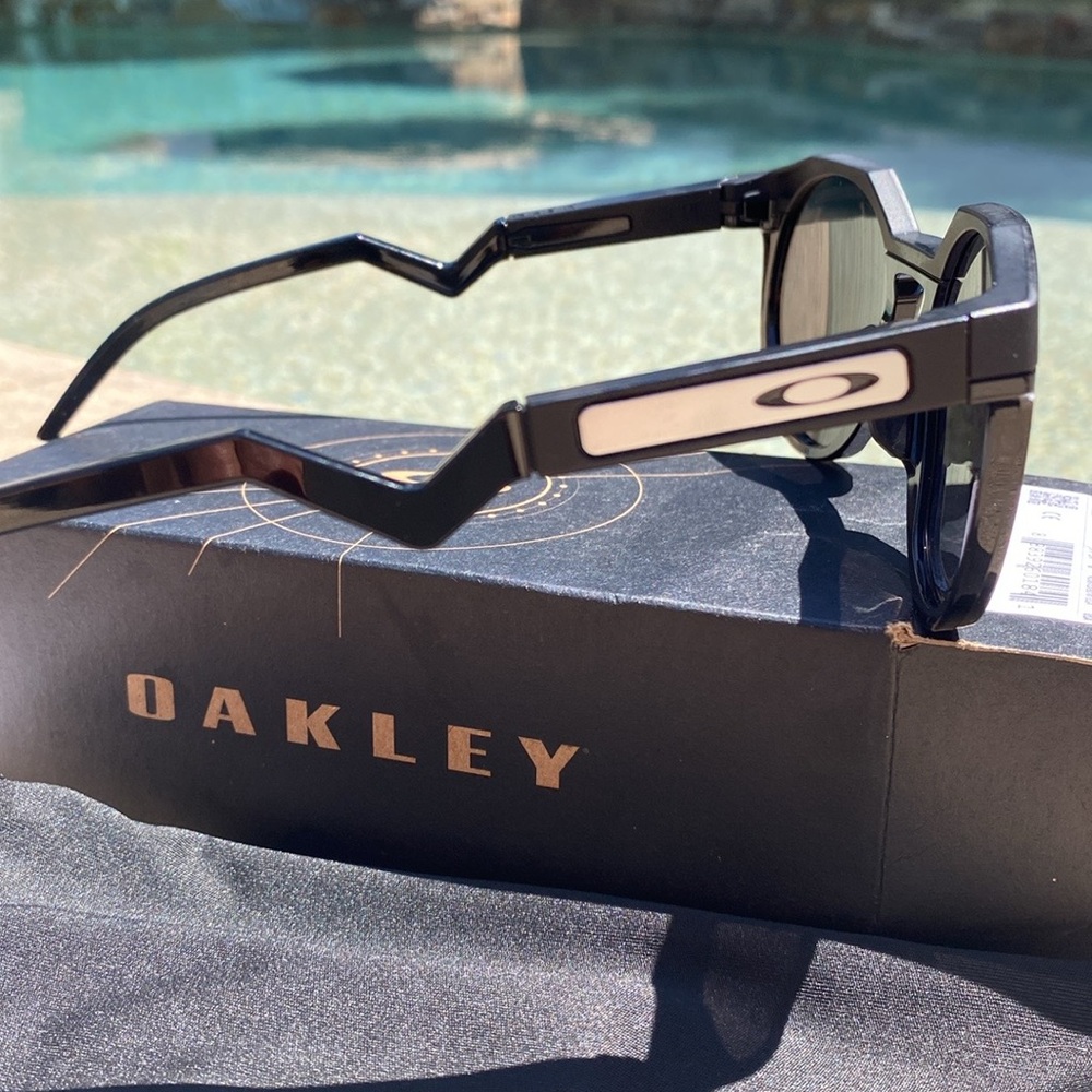 Oakley sunglasses new in box never worn - Picture 4 of 8